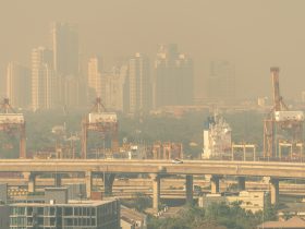 Foto desfocada da paisagem urbana com ar poluído. Poluição do ar. Poluição atmosférica e poeira fina da cidade coberta de pm 2,5. Por Fahroni