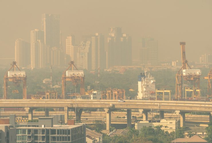 Foto desfocada da paisagem urbana com ar poluído. Poluição do ar. Poluição atmosférica e poeira fina da cidade coberta de pm 2,5. Por Fahroni