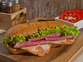 Delicioso sanduíche de baguete com presunto, Por emirkoo