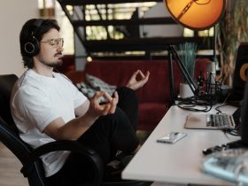 Jovem músico masculino meditando no estúdio de gravação Por arthurhidden