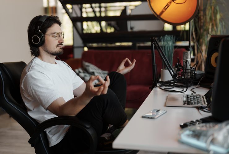 Jovem músico masculino meditando no estúdio de gravação Por arthurhidden