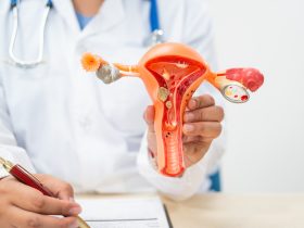 Uma médica sentada em uma mesa no hospital explica sobre condições uterinas, como endometriose Por nansanh