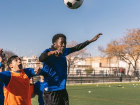 atacante de futebol negro vai para a cabeça em um pontapé de canto Por samuelperales