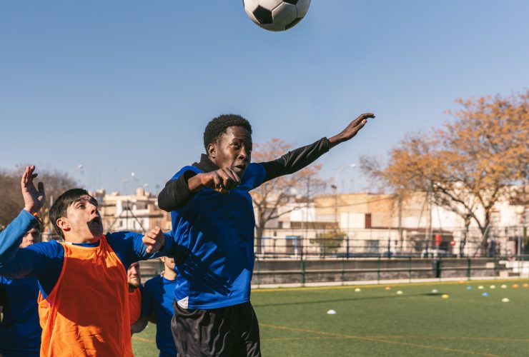 atacante de futebol negro vai para a cabeça em um pontapé de canto Por samuelperales