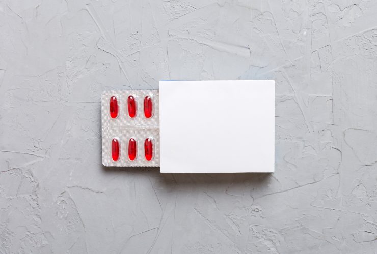 Mockup de caixa de embalagem de produto branca em branco. Abra a caixa de medicamentos em branco com vitamina A Por snegok1967