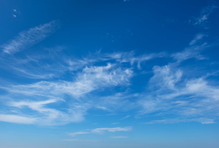 Céu azul claro com nuvens finas em um dia ensolarado Por Dmitry_Rukhlenko