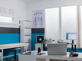 Consultório médico vazio com equipamentos e instrumentos Por DC_Studio