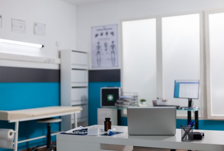 Consultório médico vazio com equipamentos e instrumentos Por DC_Studio