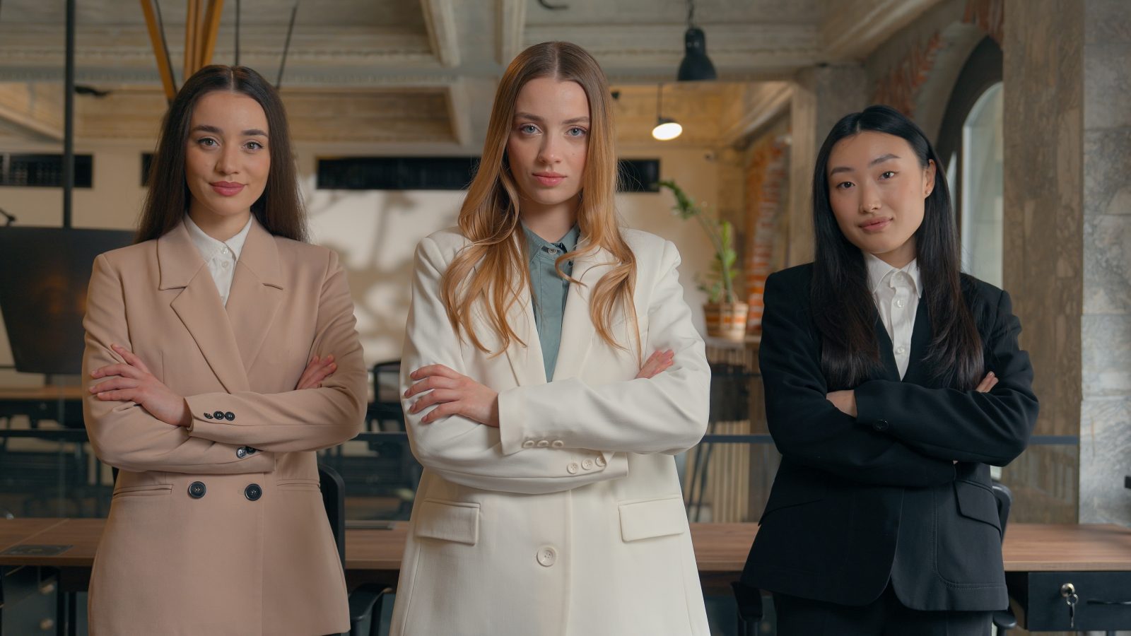 Feminidade, poder, confiança, equipe de negócios profissional séria, mulheres, pessoas, colegas, mulheres Por jm_video