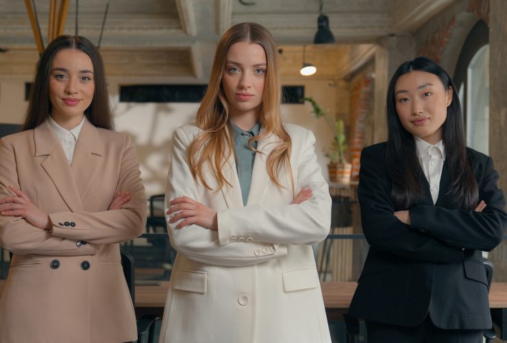 Feminidade, poder, confiança, equipe de negócios profissional séria, mulheres, pessoas, colegas, mulheres Por jm_video