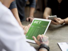 Pessoas apostam jogo de futebol na internet Por Rawpixel