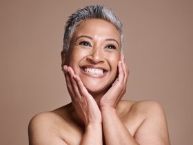 Cuidados com a pele, anti-envelhecimento e retrato de mulher madura com sorriso no rosto em fundo de estúdio. Beau Por YuriArcursPeopleimages