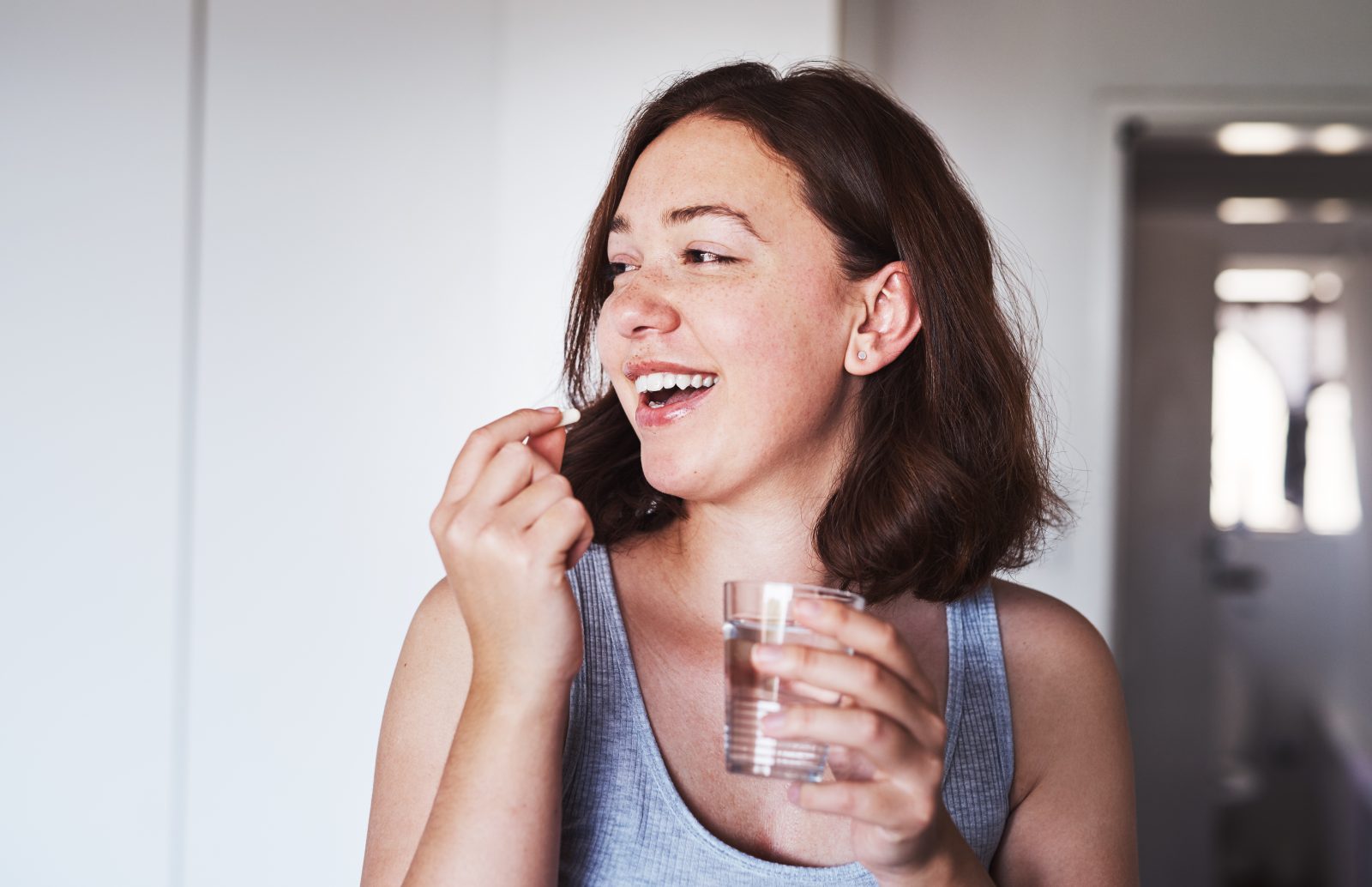 Faça o que for preciso para manter uma boa saúde. foto recortada de uma jovem tomando medicamentos em casa. Por YuriArcursPeopleimages
