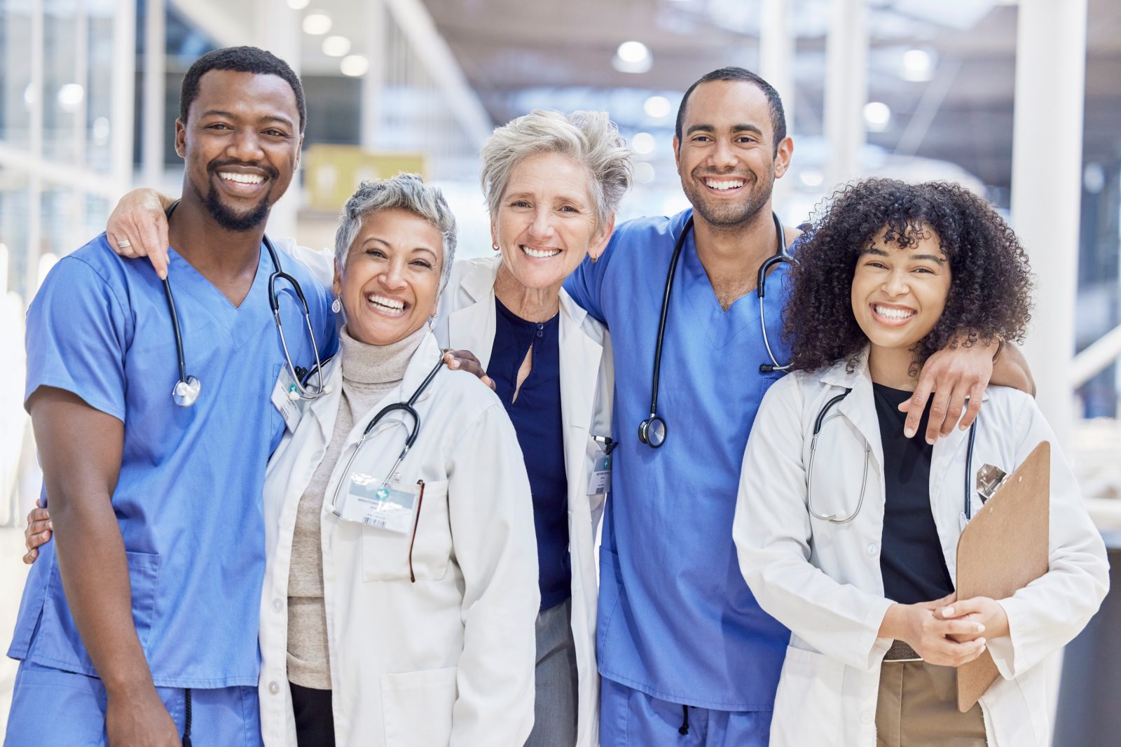 Retrato feliz, grupo e médicos pelo serviço de saúde, liderança e trabalho em equipe em um mergulhador hospitalar Por YuriArcursPeopleimages