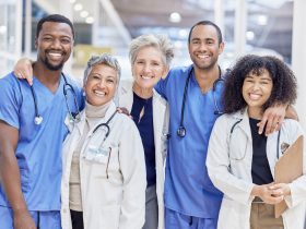 Retrato feliz, grupo e médicos pelo serviço de saúde, liderança e trabalho em equipe em um mergulhador hospitalar Por YuriArcursPeopleimages