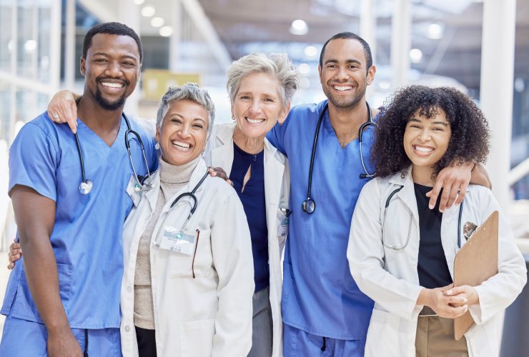 Retrato feliz, grupo e médicos pelo serviço de saúde, liderança e trabalho em equipe em um mergulhador hospitalar Por YuriArcursPeopleimages