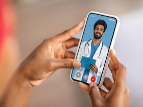 Médico indiano consultando paciente feminina on-line por meio de videochamada no telefone Por Prostock-studio