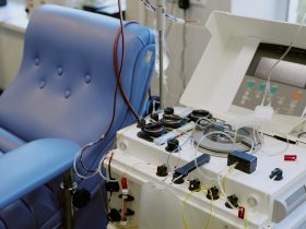 Equipamento médico para sessão de hemodiálise em sala de hospital Por AnnaStills
