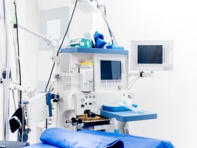 Equipamento tecnológico moderno na sala de cirurgia. Detalhes do equipamento médico de suporte de cuidados de vida Por stockcentral