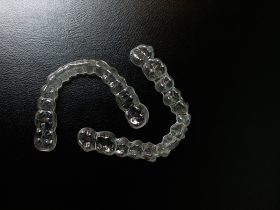 Proteção noturna contra bruxismo dentário isolada no fundo escuro Por yulikov