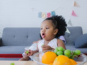 A criança tem sintomas de asfixia com comida. Por thanyapatm