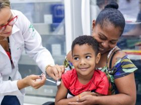 Criança sendo vacinada contra poliomielite com a nova vacina injetável Foto: Ualisson Noronha/SESDF via Ministério da Saúde