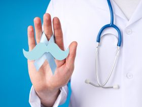 Uma fita azul com bigode na mão de um médico masculino Por AtlasComposer