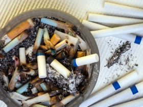 Cinzeiro cheio de pontas de cigarro Por SteveAllenPhoto999