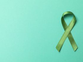 Fita de consciência verde em fundo de menta, espaço para texto Por AtlasComposer