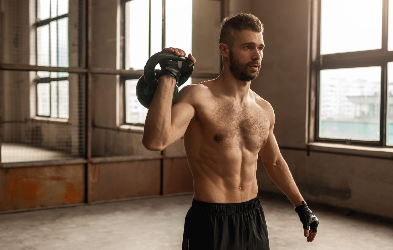 Homem sem camisa malhando com kettlebell Por kegfire