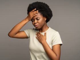 Mulher negra doente e insalubre com sintomas do vírus da gripe, com alta temperatura, dor de cabeça, tontura. Por varyapigu