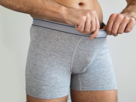 Jovem está examinando suas cuecas Por BLACKDAY