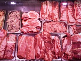 Muita carne vermelha e crua em um supermercado de carne Por fxquadro