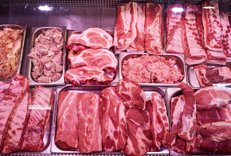 Muita carne vermelha e crua em um supermercado de carne Por fxquadro