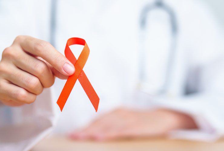 mulher com fita laranja para leucemia, dia do câncer renal Por JoPanwatD