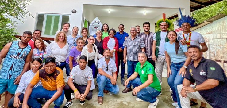 Profissionais da saúde e Unidade Básica de Saúde Indígena (UBSI) da aldeia Mïratu Fotos: divulgação do Ministério da Saúde e da Norte Energia