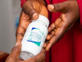 Um paciente na Tanzânia recebe medicação antirretroviral para tratar o HIV. Foto de Daniel Msirikale para UNAIDS