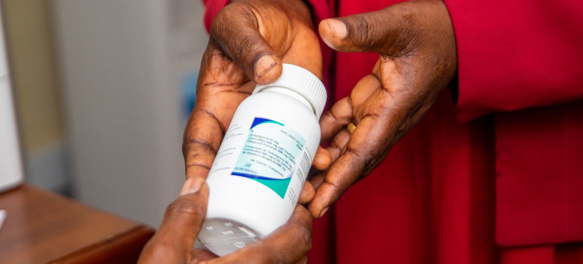 Um paciente na Tanzânia recebe medicação antirretroviral para tratar o HIV. Foto de Daniel Msirikale para UNAIDS