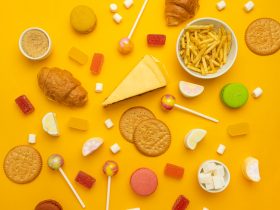 Variedade de lanches e doces em fundo amarelo. Alimentação não saudável Por shiwork