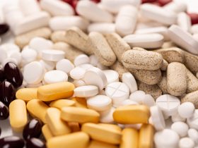 Vários comprimidos de medicamentos Por grafvision