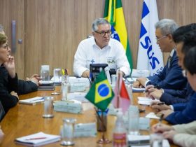 O ministro da Saúde, Alexandre Padilha e representantes chineses Foto de Rafael Nascimento para o Ministério da Saúde
