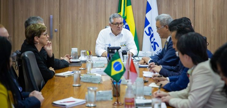O ministro da Saúde, Alexandre Padilha e representantes chineses Foto de Rafael Nascimento para o Ministério da Saúde
