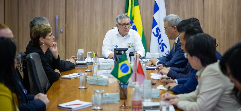 O ministro da Saúde, Alexandre Padilha e representantes chineses Foto de Rafael Nascimento para o Ministério da Saúde