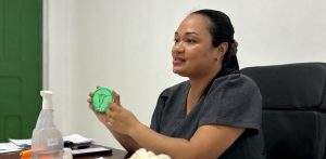 Profissional de saúde mostrando o DIU Foto: divulgação do Ministério da Saúde