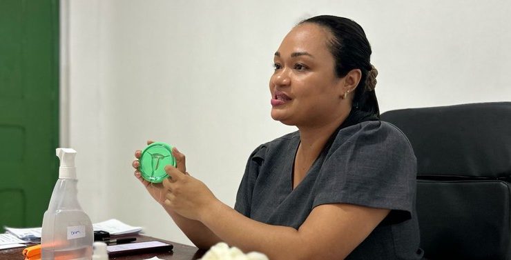 Profissional de saúde mostrando o DIU Foto: divulgação do Ministério da Saúde
