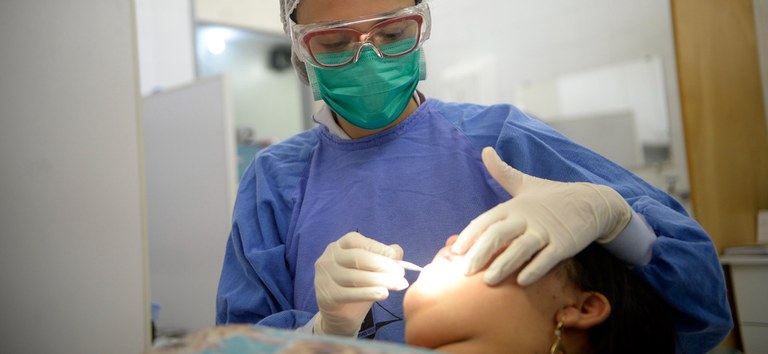 Mulher fazendo tratamento dentário Foto de Matheus Oliveira para SES-DF