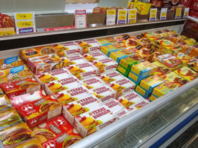 Alimentos ultraprocessados expostos em freezer no supermercado