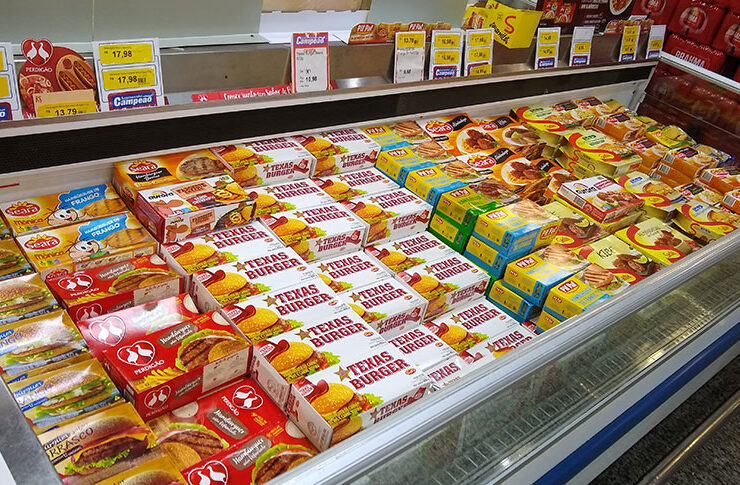 Alimentos ultraprocessados expostos em freezer no supermercado