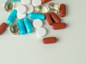 Detalhe dos diferentes tipos de medicamentos na mesa. Conceito de tratamento médico, cuidados de saúde. Por wirestock