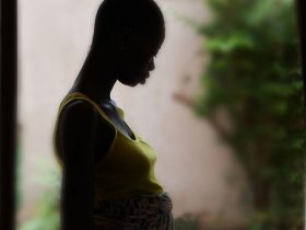 A gravidez na adolescência reflete "desigualdades fundamentais" persistentes na sociedade, com sérias repercussões físicas e psicológicas para meninas e mulheres jovens, insiste a agência de saúde da ONU. Foto de Frank Dejongh para UNICEF